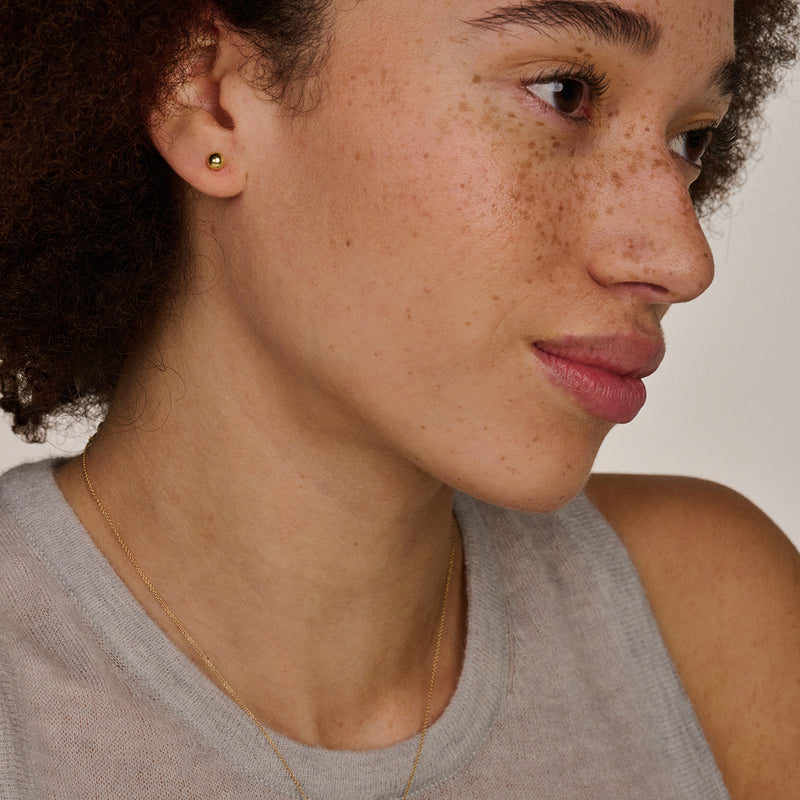 Ohrstecker aus 585er Gelbgold mit runder, glatter Oberfläche, dezent und klein.