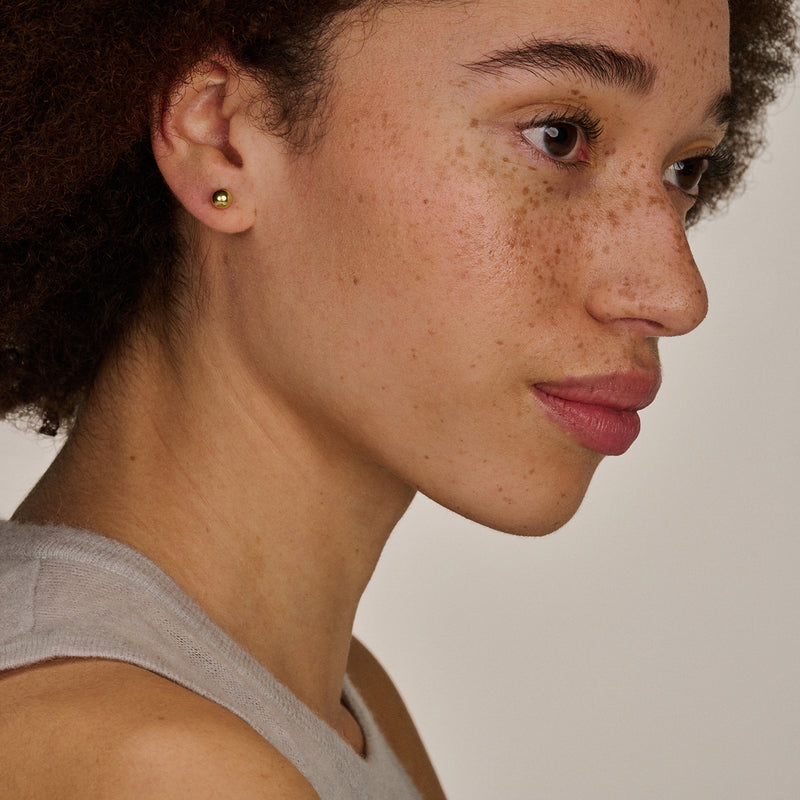 Puces d'oreilles en or jaune 14k, petit design rond, subtil et brillant.