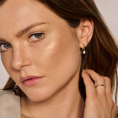 14k goud oorringen met kleine hanger en witte steen, bicolor goud details.