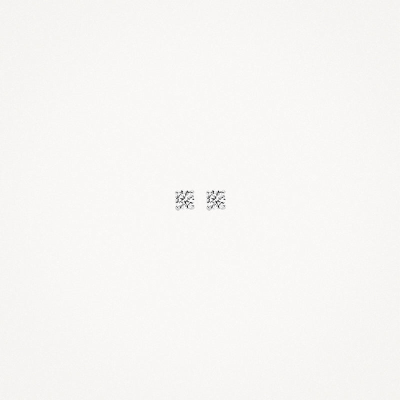 14k wit goud oorknoppen met fonkelende zirkonia in vierkante zetting.