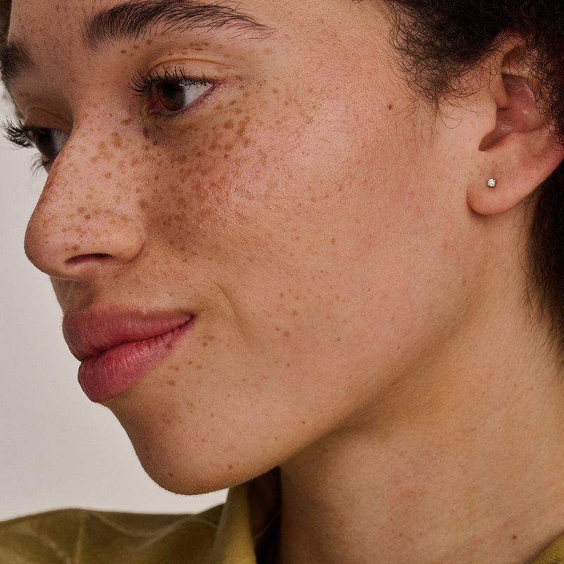 14k witgouden oorknop met kleine heldere zirkonia steentje.