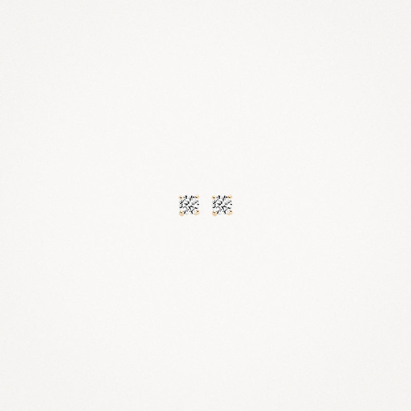 14k geelgouden oorknoppen met fonkelende zirkonia in ronde zetting.