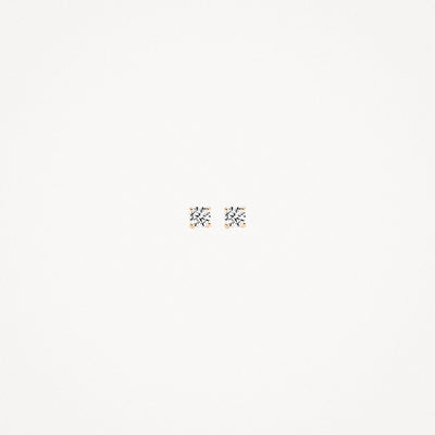 14k geelgouden oorknoppen met fonkelende zirkonia in ronde zetting.