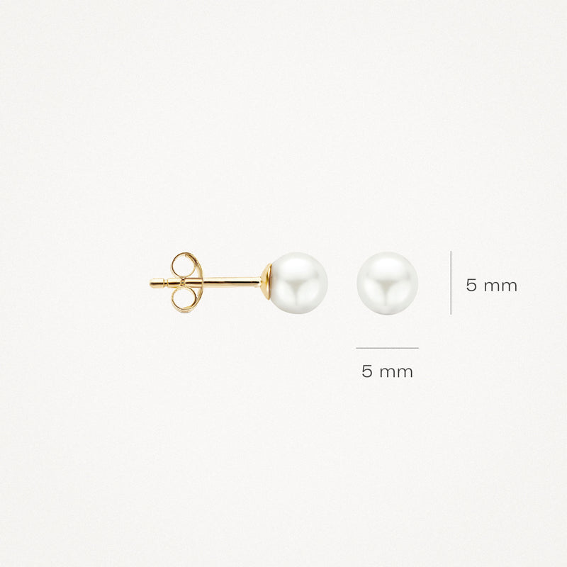 14k geelgouden oorknop met ronde zoetwaterparel van 5 mm diameter.