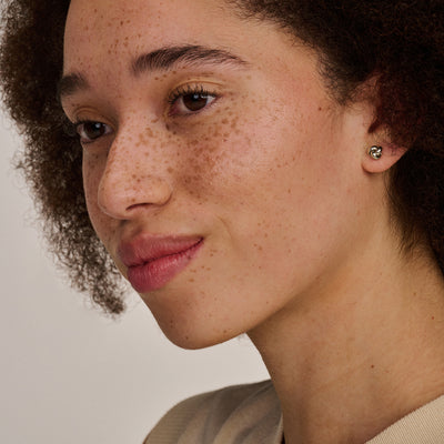 Oorknopjes van 14k wit goud met subtiele glans, minimalistisch design, bicolor goud details.