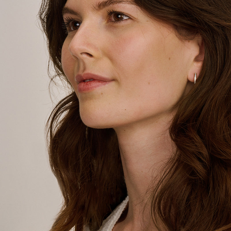 Bicolor oorringen met 14k geel en wit goud en kleine zirkonia sluiting.