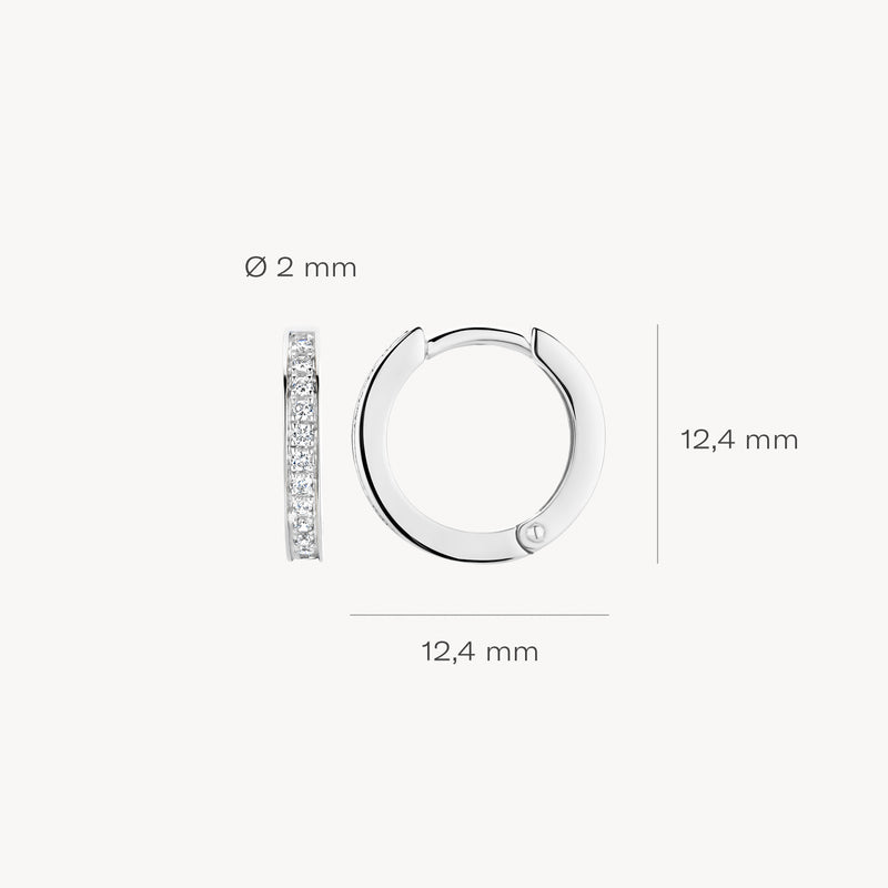 Oorringen van 14k wit goud met zirkonia en doorsnede 12,4 mm en breedte 2 mm.