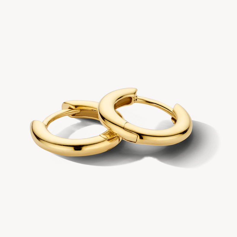 14k geelgouden oorringen met gladde, halve ronde vorm en gepolijste afwerking.