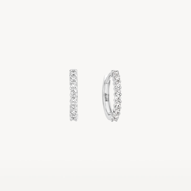 Anneaux d'oreilles en or blanc 14k avec rangée de Zircone sur le devant.