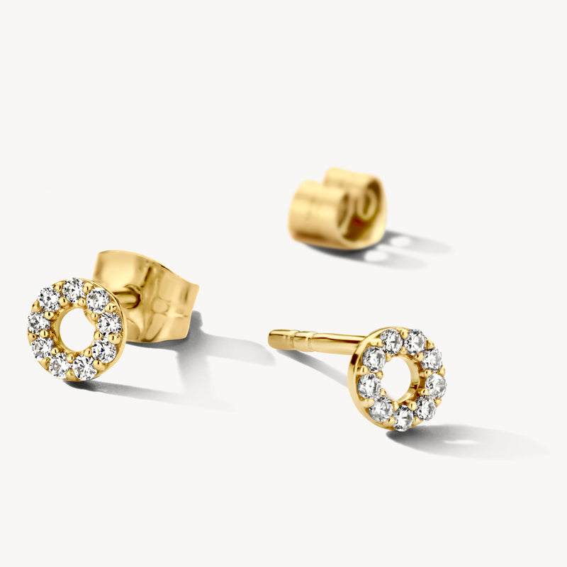 Puces d'oreilles en or jaune 14k avec des Zircones rondes dans un fermoir circulaire.