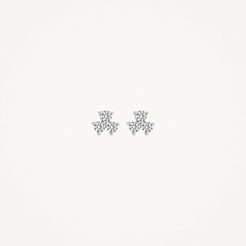 Oorknoppen van 14k wit goud met kleine zirkonia steentjes in bloemvorm.