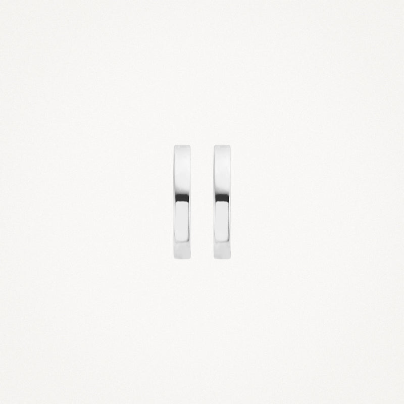 Strakke oorringen van 14k wit goud met een glanzende afwerking.