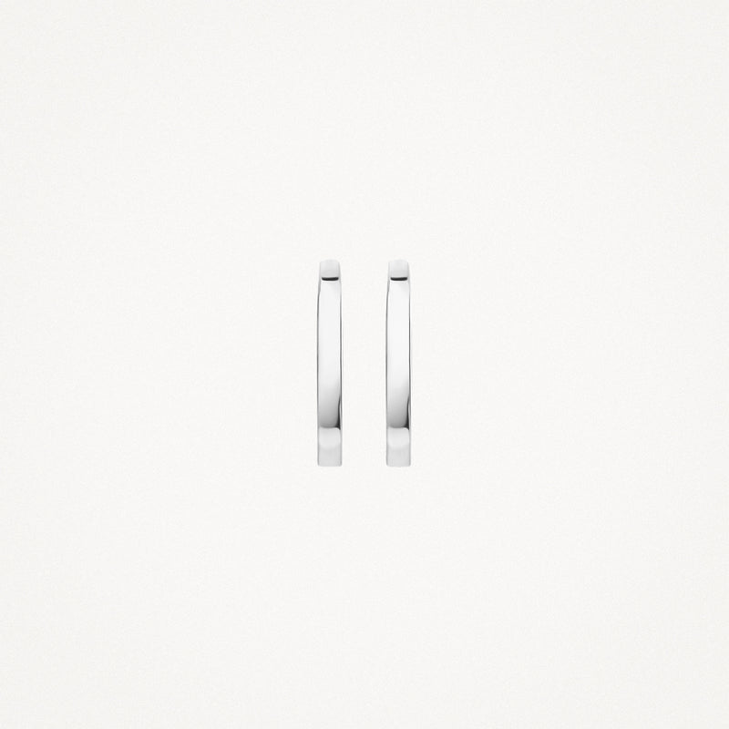 Anneaux d'oreilles en or blanc 14k de forme demi-cercle épurée et minimaliste.