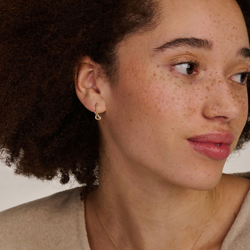 Oorringen in 14k wit goud met bicolor goud details, subtiel en minimalistisch design.