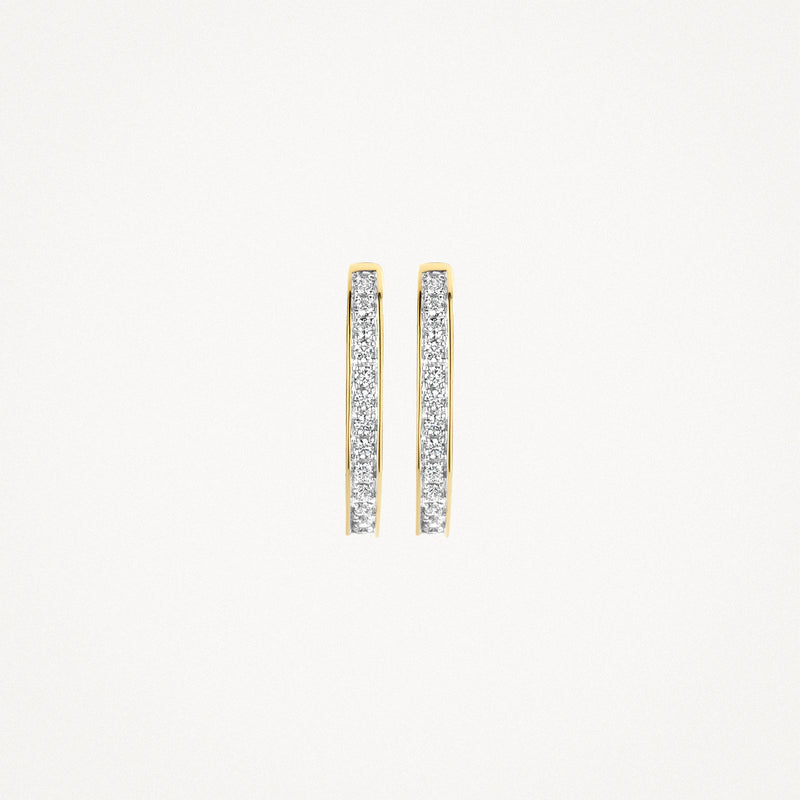 Oorringen van 14k geel goud met witte zirkonia stenen in een smalle rij.