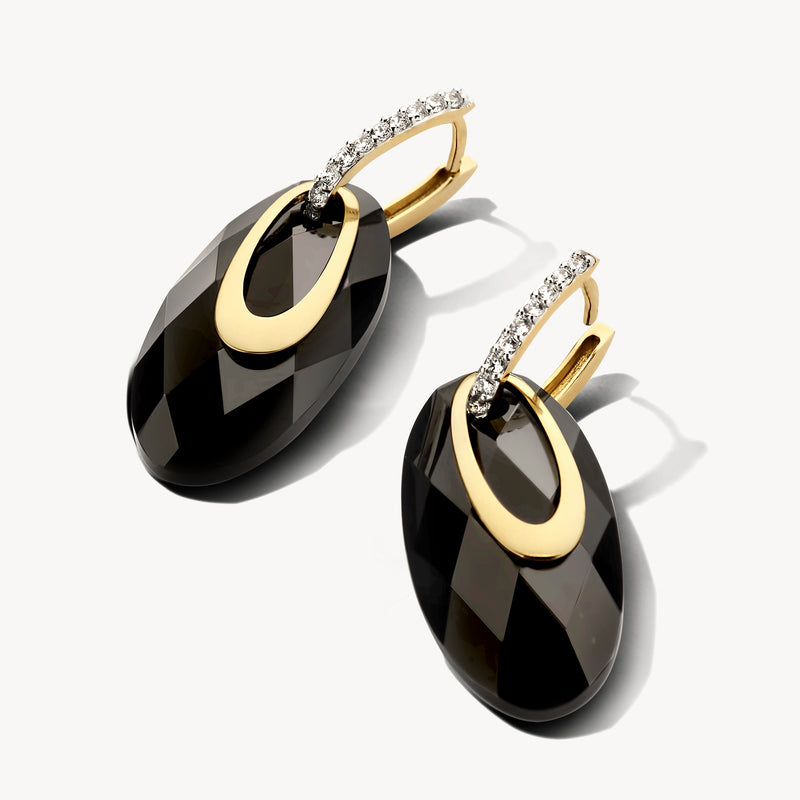 Oorringen van 14k geelgoud met zwarte, facetten geslepen hangers en zirkonia detail.