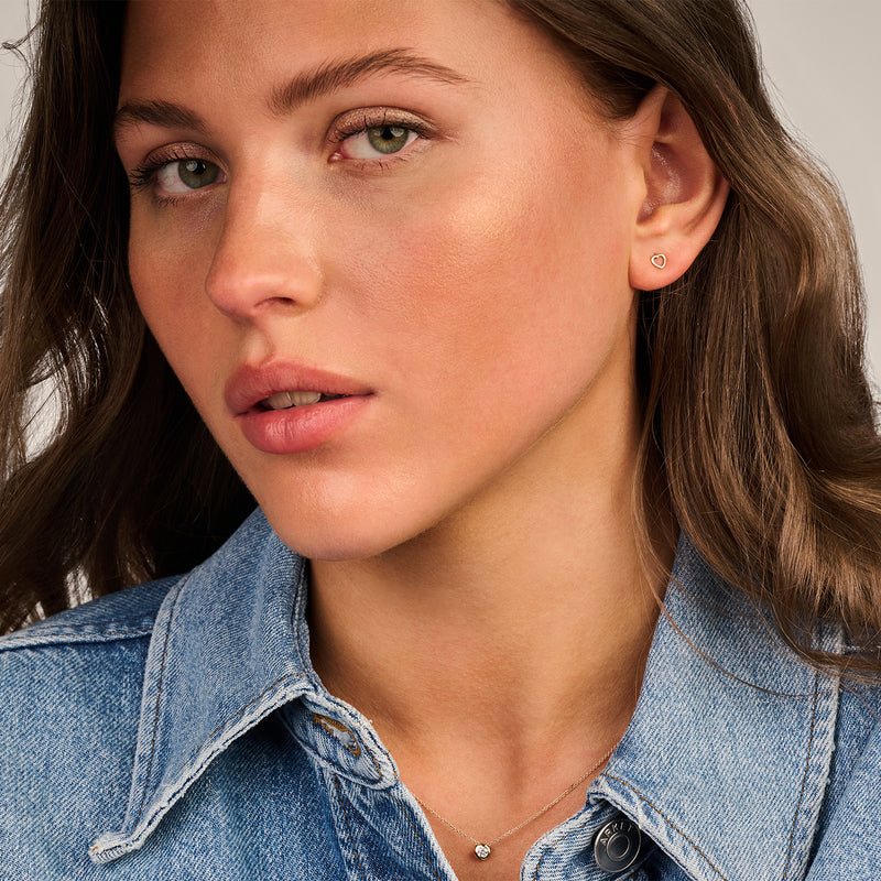 Puces d'oreilles en or jaune 14k avec finition polie, de forme subtile et ronde.