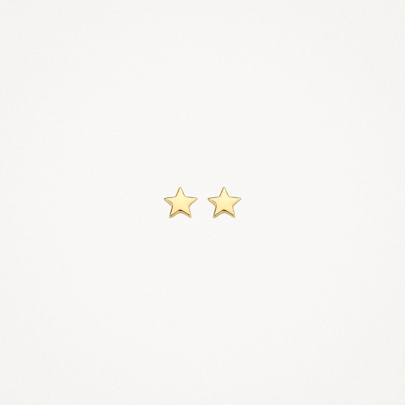 Puces d'oreilles en or 14k en forme d'étoile avec surface lisse.