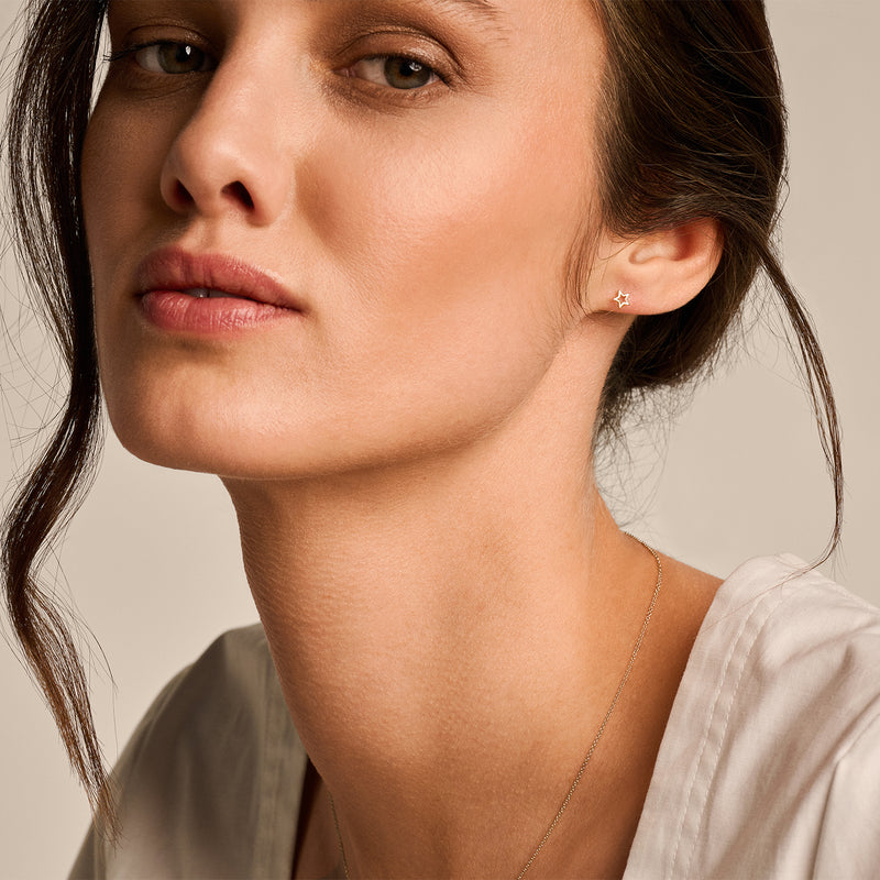 Ohrstecker aus 585er Gelbgold, die dezent am Ohrläppchen getragen werden.