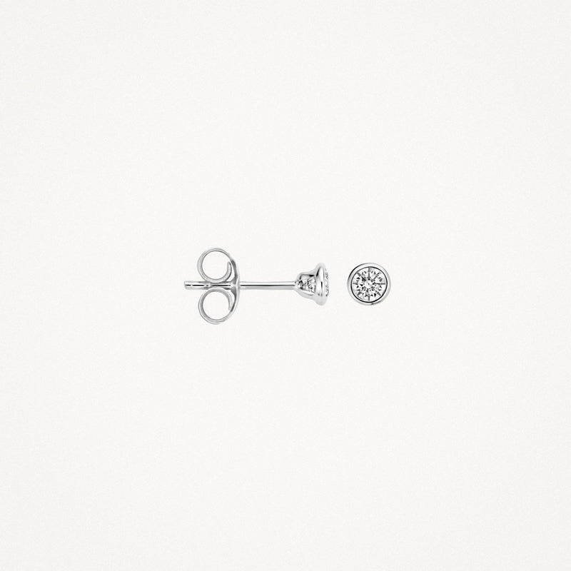 14k wit goud oorknoppen met ronde zirkonia steentjes en klassieke sluiting.