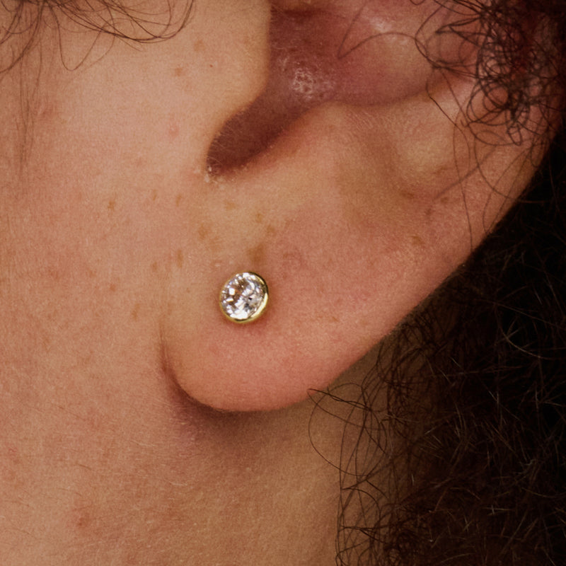 Ohrstecker aus 585er Gold mit Zirkonia in glatter Fassung 4,3 mm