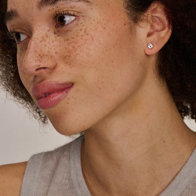 14k goud oorknop met zirkonia, subtiel en glanzend in zacht geelgoud.