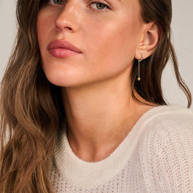 Oorbel 9082YGO van 14k geelgoud met fijne schakel en hanger detail.