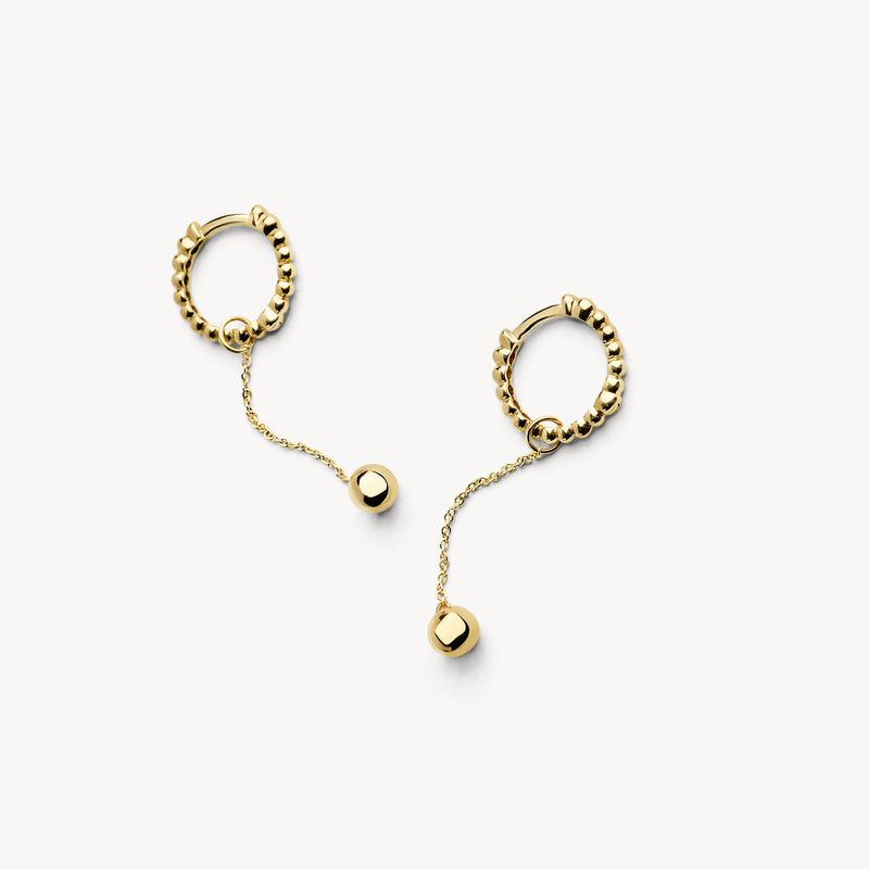 Oorringen van 14k goud met gedraaide ring en fijne ketting met bolletje aan het einde.