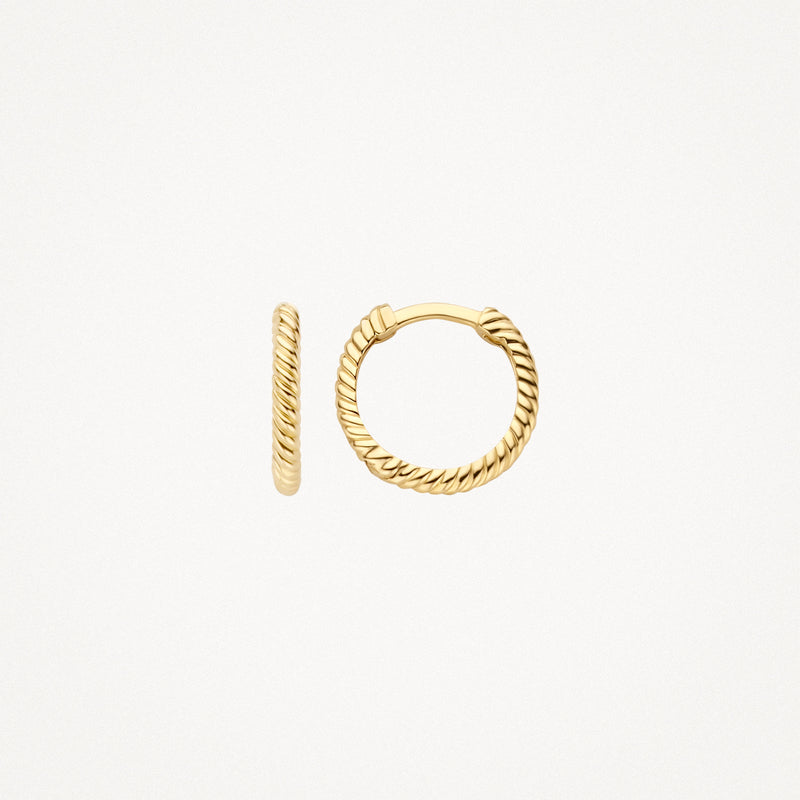 Kleine strakke oorringen met gedraaide textuur in 14k geelgoud.
