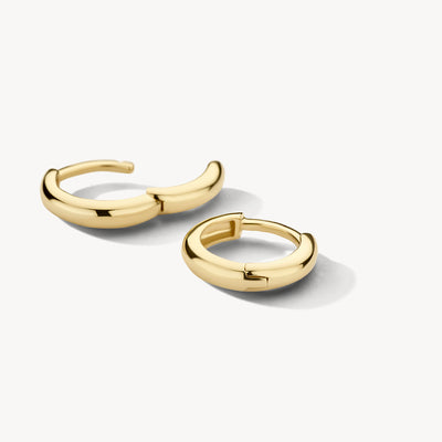 Oorringen van 14k geel goud met bolle, gladde afwerking en kliksluiting.