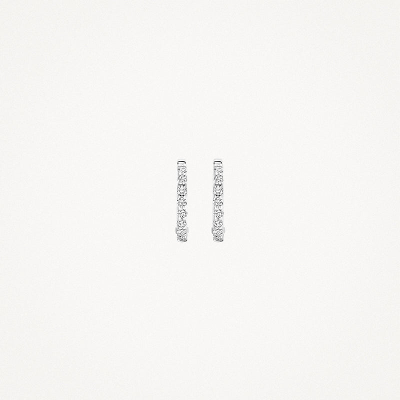 Oorringen van 14k wit goud met kleine zirkonia steentjes in een rij.