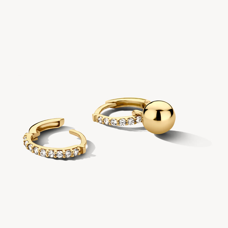 Ohrringe aus 585er Gelbgold mit kleinen Zirkonen und kugelförmiger Schließe.