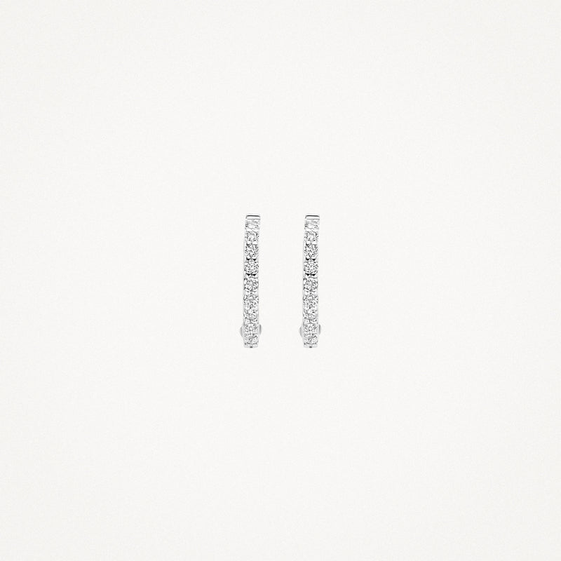 14k witgouden oorringen met rij zirkonia en glanzende afwerking.