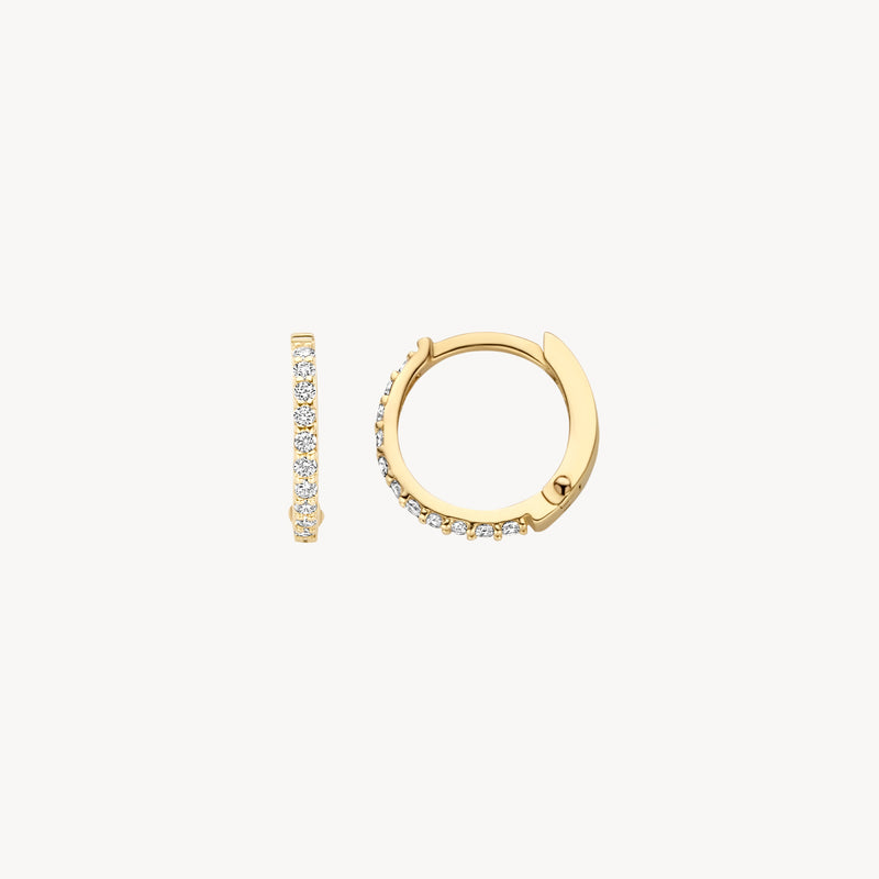 Anneaux d'oreilles en or jaune 14k avec rangée de pierres Zircone de forme ronde.