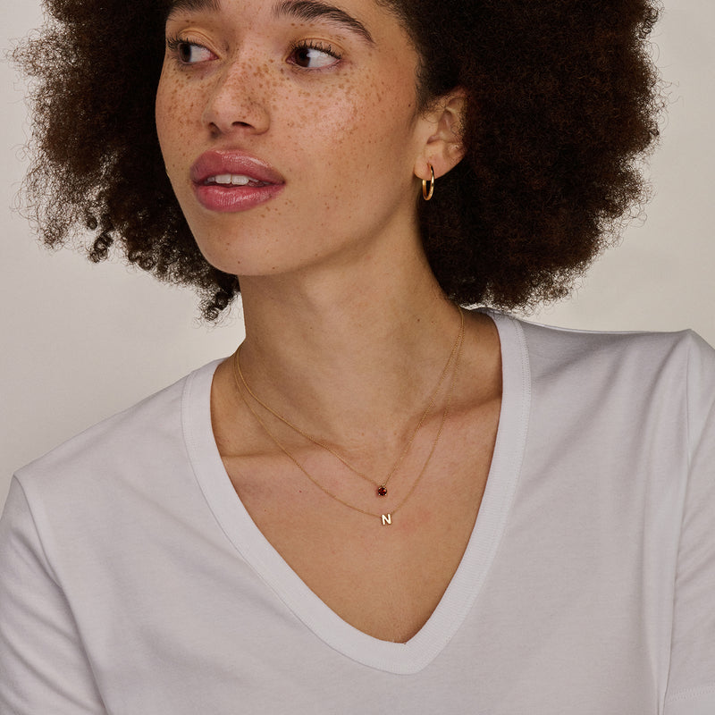 Oorringen 7274YGO in 14k geelgoud aan model met witte top.