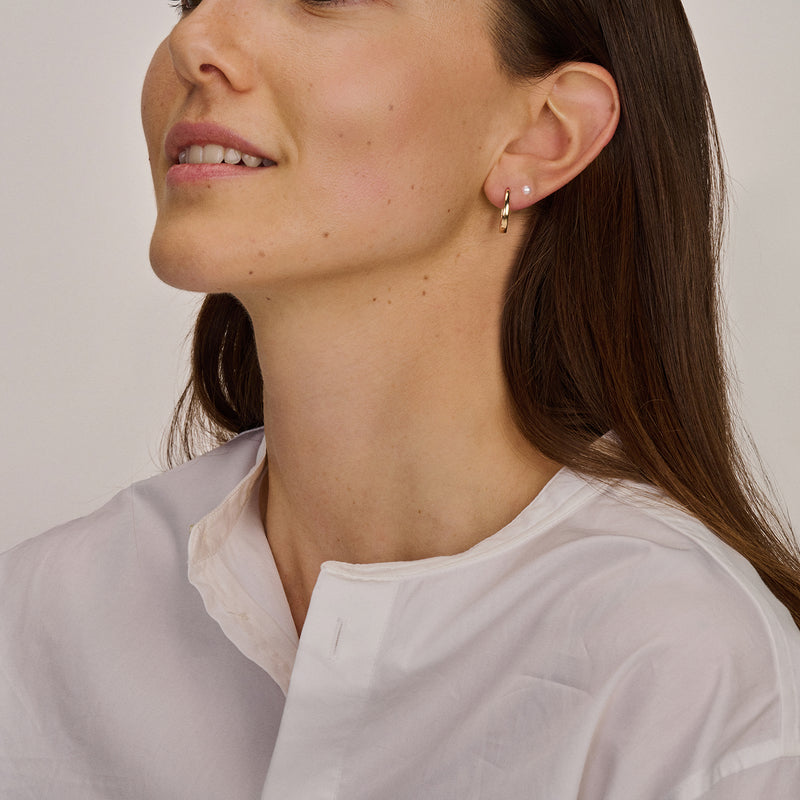 Penditifs d'oreilles d'or jaune 14k avec petite perle d'eau douce, boucle d'oreille usée.