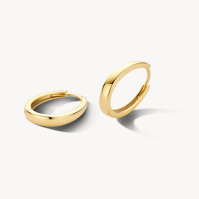 Ohrringe 585er Gelbgold, glatte Ringform mit Schnappverschluss, glänzende Oberfläche.