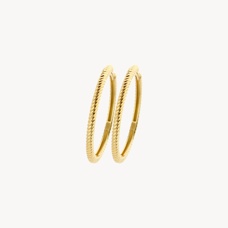 Ohrringe aus 585er Gelbgold mit feiner, gedrehter Struktur, zweifarbiger Goldstil.