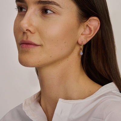 Boucles d'oreilles en or jaune 14k avec perle en pendentif et finition brillante.