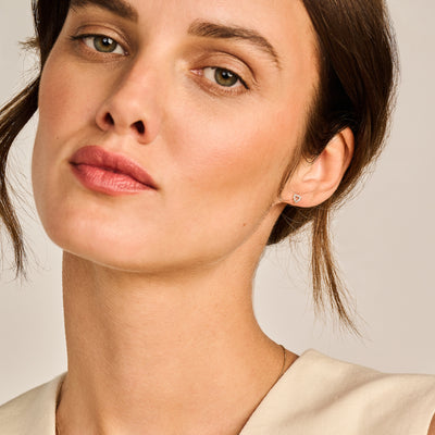 Kleine oorknop van 14k wit goud met fonkelende zirkonia, subtiel en verfijnd.