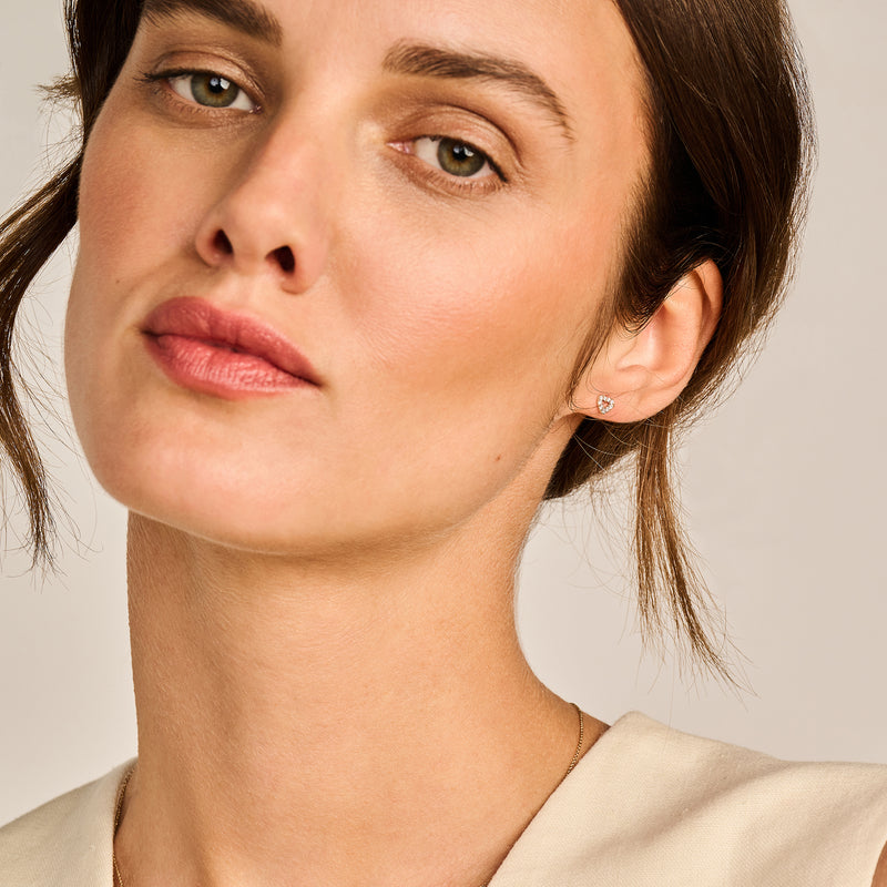 Kleine oorknop van 14k wit goud met fonkelende zirkonia, subtiel en verfijnd.