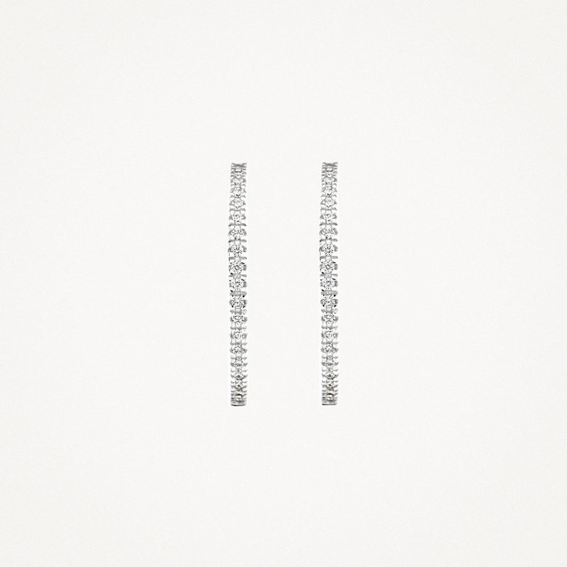 14k witgouden oorringen met rechte rij glinsterende zirkonia's.
