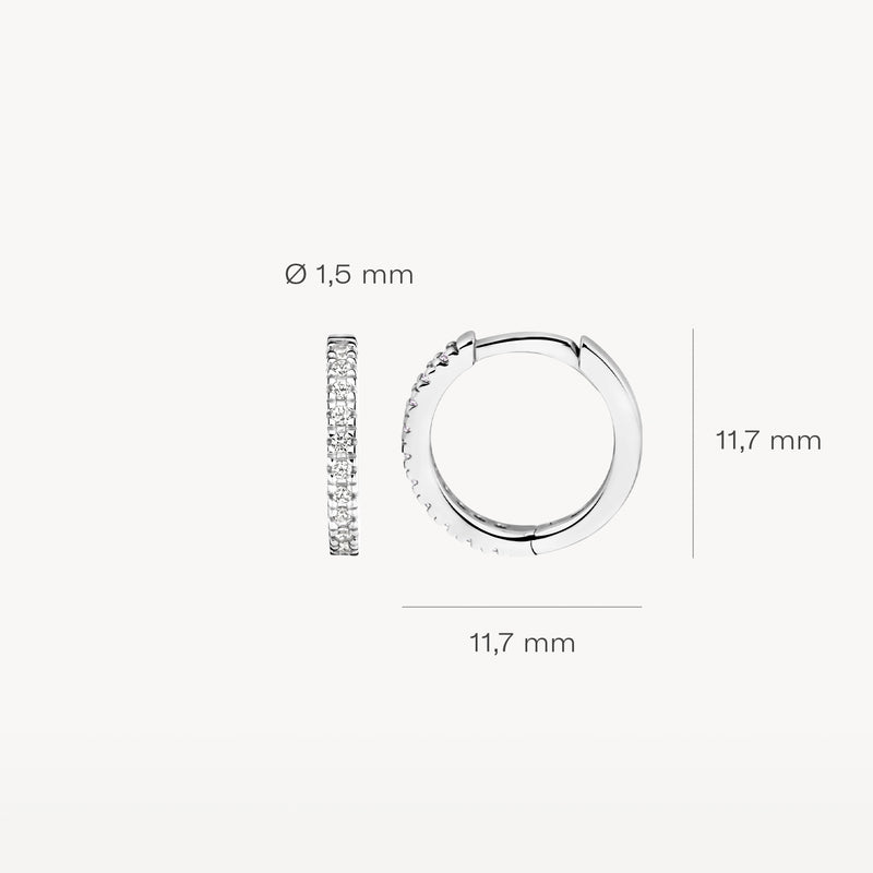Oorringen van 14k wit goud met zirkonia, diameter 11,7 mm en breedte 1,5 mm.