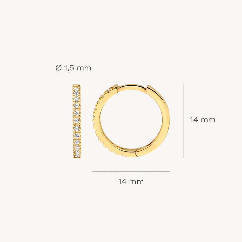 14k geelgouden oorringen van 14 mm met rij zirkonia en 1,5 mm breedte.