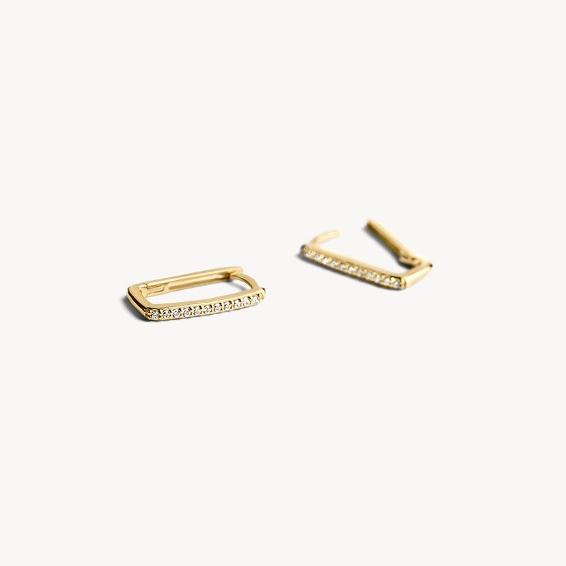 Rechteckige Ohrringe aus 585er Gelbgold mit Zirkoniareihe und feinem Finish.