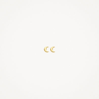 Kleine oorknoppen in 14k geel goud, halve maanvormige details, glanzende afwerking.