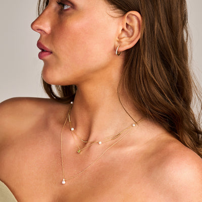Oorringen in 14k geel goud met kleine zirkonia detail aan oorlel.