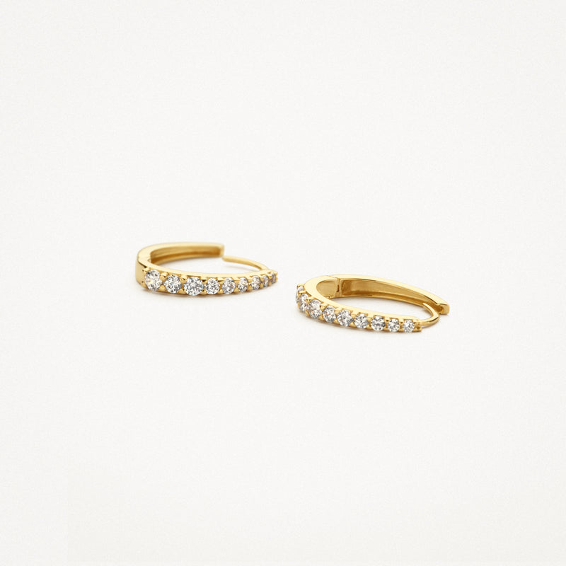 Anneaux d'oreilles en or jaune 14k avec rangée de Zircone sertie en demi-cercle.