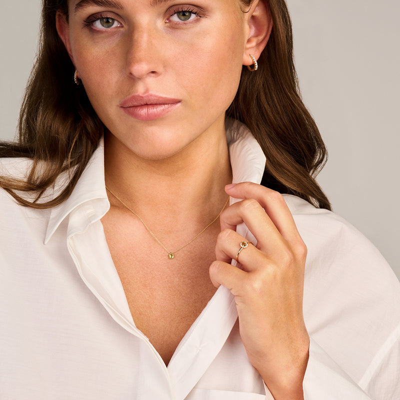 Anneaux d'oreilles en or jaune 14k avec des petites pierres de Zircone, subtiles et brillantes.