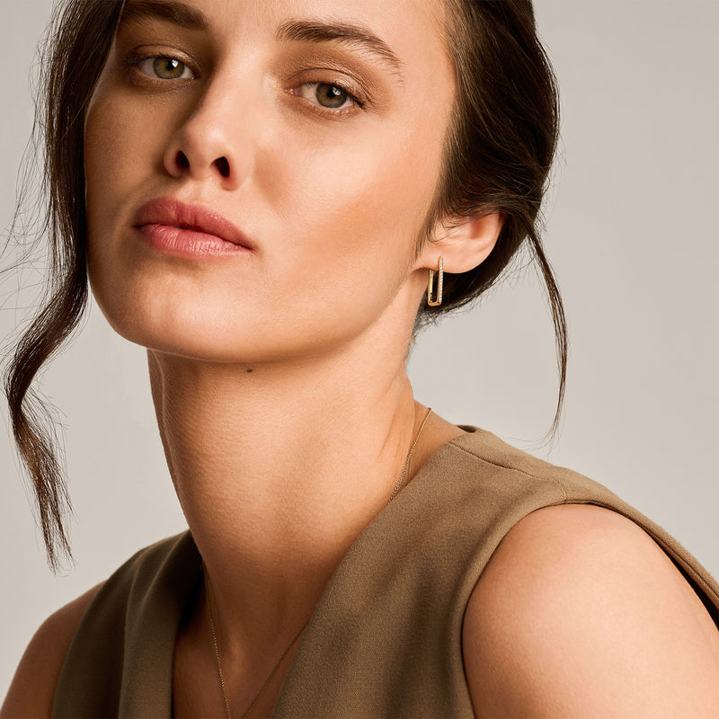 Oorringen van 14k geelgoud met subtiele zirkonia accenten, rechthoekige vorm.